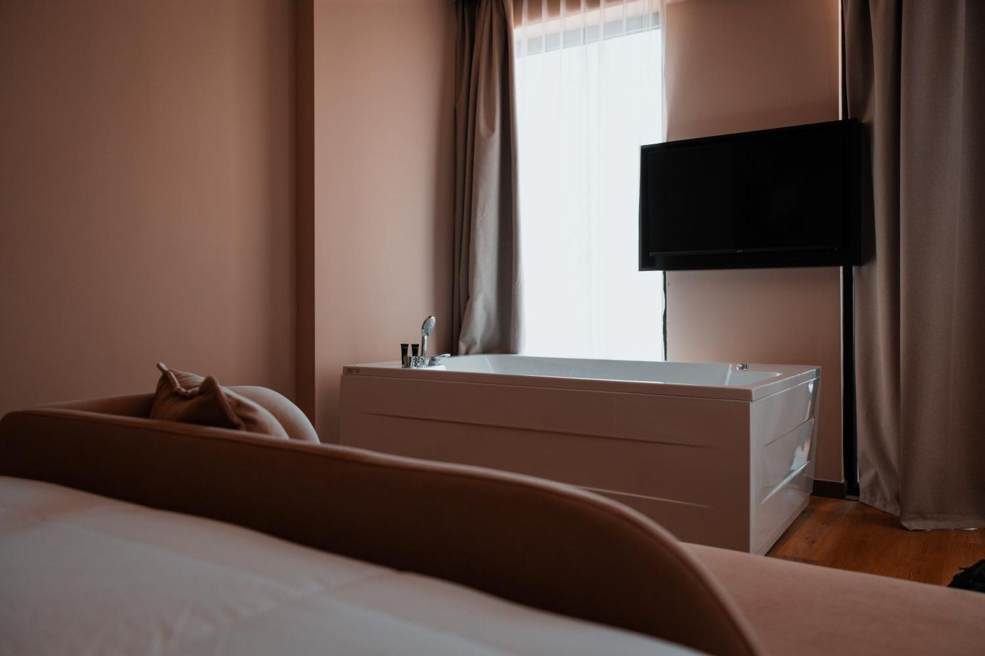 Готель Royal G Deluxe Shkallnur Екстер'єр фото