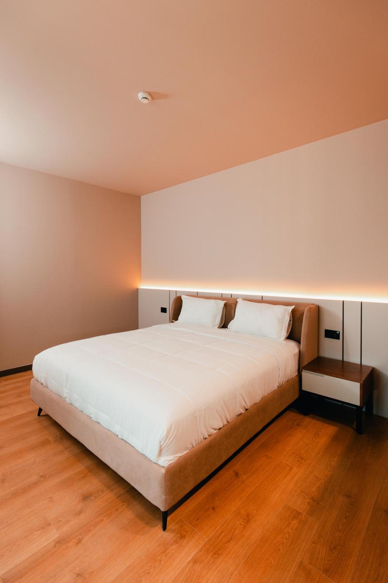 Готель Royal G Deluxe Shkallnur Екстер'єр фото